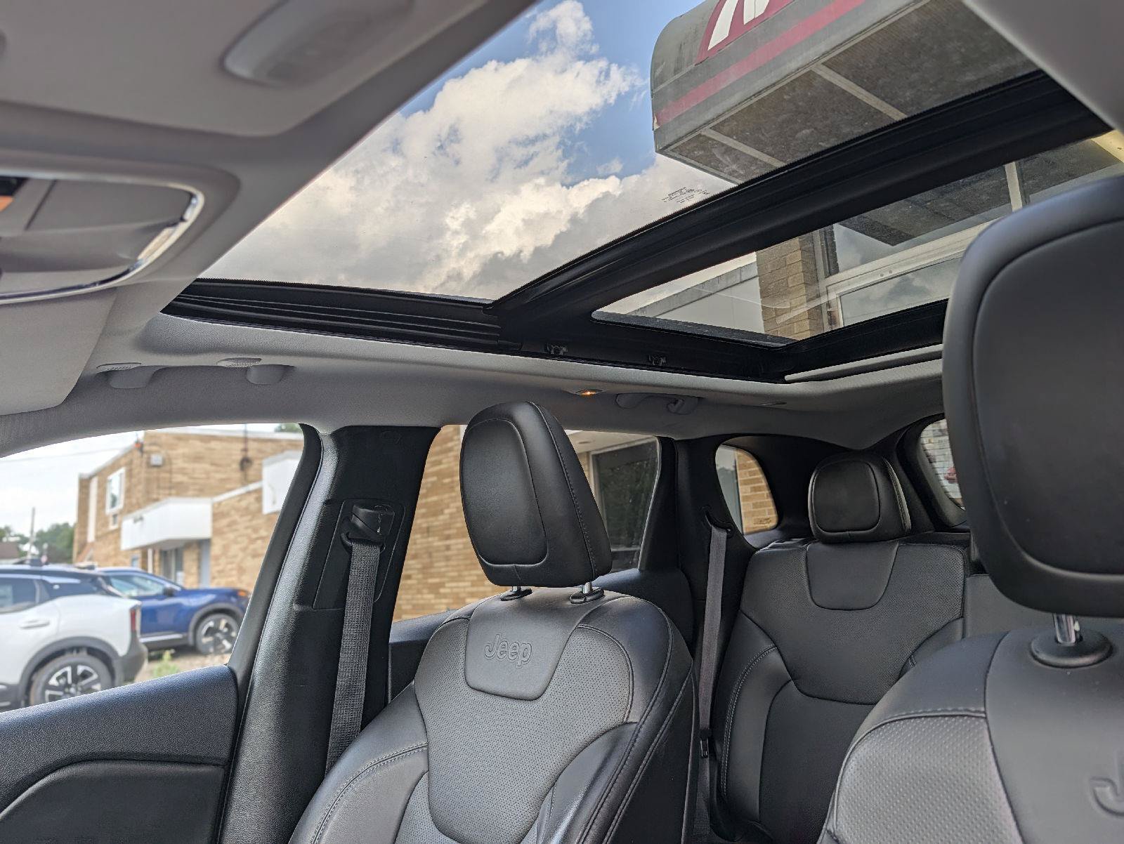Used 2022 Jeep Cherokee Limited AWD/4WD image 7