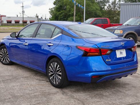 Used 2025 Nissan Altima 2.5 SV FWD image 2