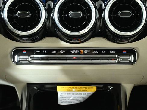 Used 2025 Mercedes-Benz GLB 250 4MATIC image 22