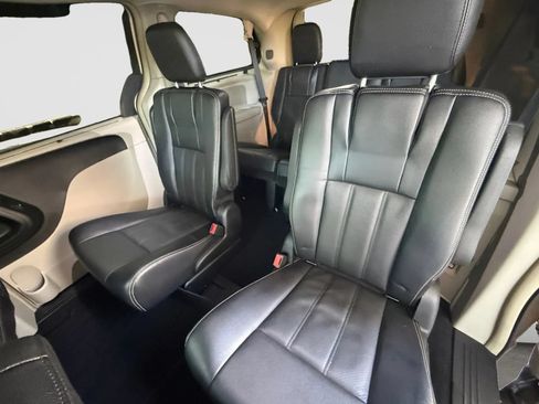 Used 2015 Chrysler Town & Country Touring-L w/ Driver Convenience Group FWD image 15
