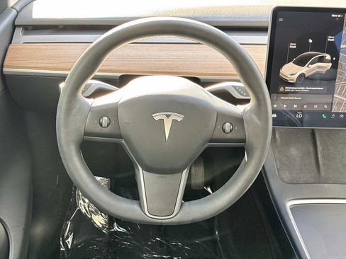 Used 2021 Tesla Model Y Long Range image 10