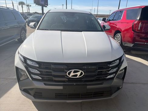 Used 2025 Hyundai Tucson SE image 2