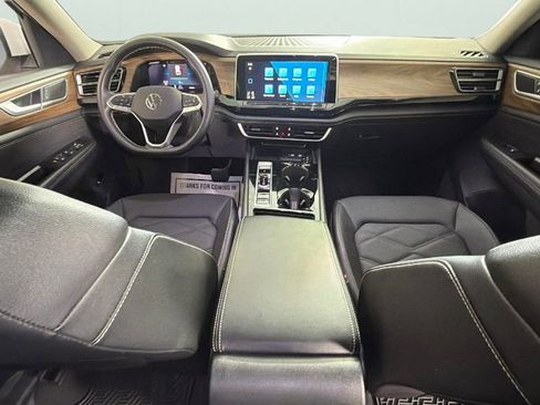 Used 2024 Volkswagen Atlas SE FWD image 32
