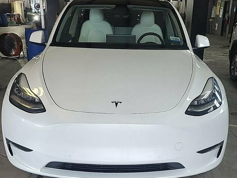 Used 2021 Tesla Model Y Long Range image 3