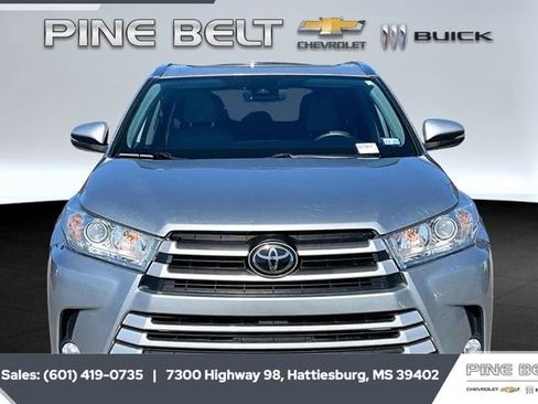Used 2018 Toyota Highlander XLE image 3