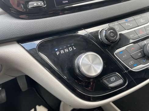 Used 2024 Chrysler Pacifica Touring-L FWD image 14