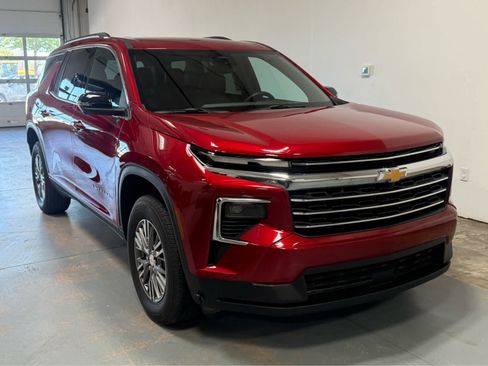 Used 2025 Chevrolet Traverse LT w/ Driver Confidence Package AWD/4WD image 5