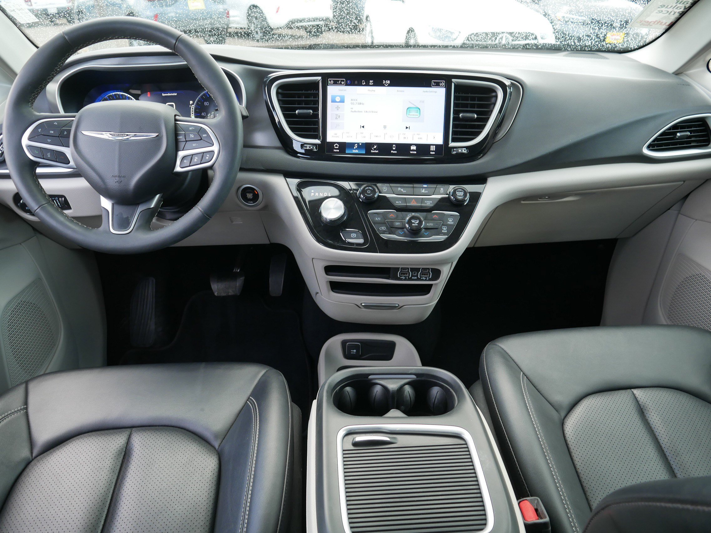 Used 2024 Chrysler Pacifica Touring-L FWD image 10