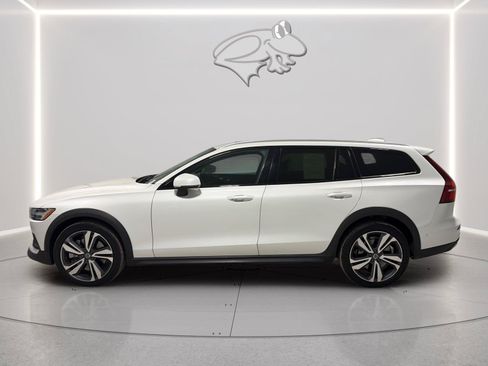 Used 2025 Volvo V60 B5 Cross Country Plus AWD/4WD image 2