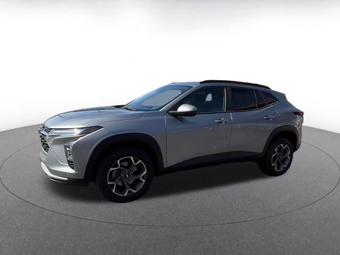 Used 2025 Chevrolet Trax LT FWD image 8