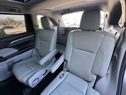 Used 2018 Toyota Highlander Limited image 31