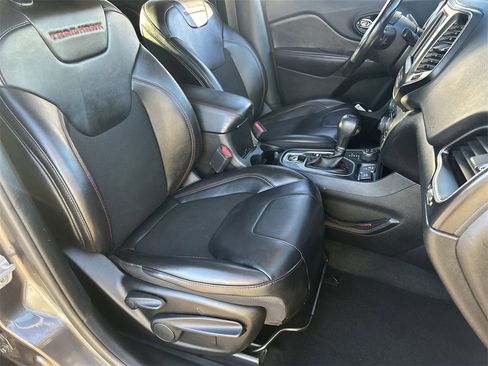 Used 2021 Jeep Cherokee Trailhawk image 8