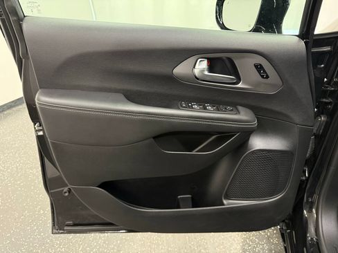 Used 2025 Chrysler Pacifica Select FWD image 9