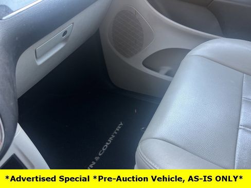 Used 2015 Chrysler Town & Country Touring image 59