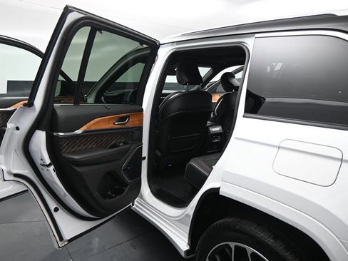 Used 2023 Jeep Grand Cherokee Summit AWD/4WD image 18