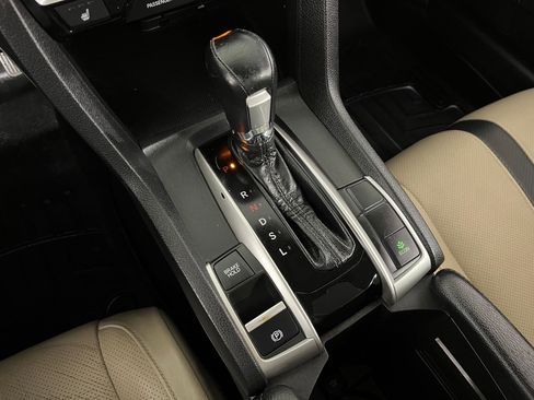 Used 2018 Honda Civic Touring image 15
