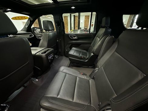 Used 2023 Chevrolet Suburban Z71 w/ Luxury Package AWD/4WD image 14