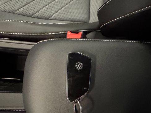 Used 2025 Volkswagen Tiguan SE AWD/4WD image 17