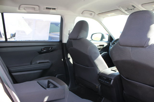 Used 2021 Toyota Highlander LE FWD image 6