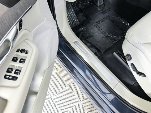 Used 2024 Volvo XC90 B6 Plus w/ Protection Package Premier image 10