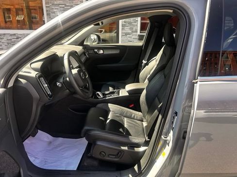 Used 2024 Volvo XC40 B5 Plus w/ Protection Package Premier AWD/4WD image 11
