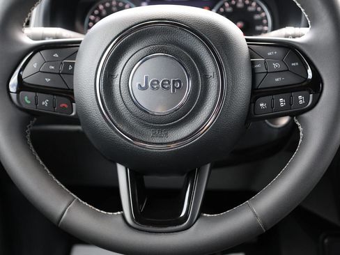 Used 2021 Jeep Renegade Latitude w/ Luxury Group II AWD/4WD image 18