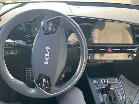 Used 2025 Kia Niro EX Touring image 6