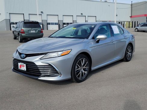 Certified 2022 Toyota Camry XLE image 2