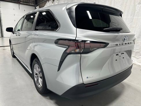 Used 2025 Toyota Sienna LE FWD image 5