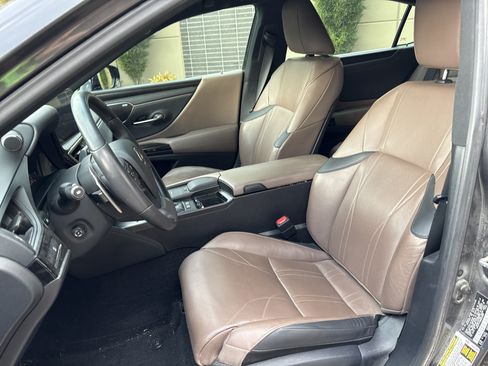 Used 2022 Lexus ES 300h w/ Accessory Package 2 FWD image 16