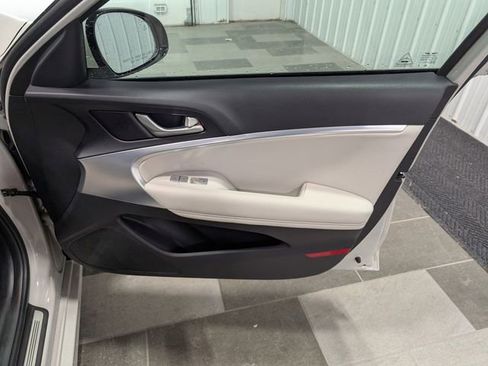 Used 2025 Genesis G70 2.5T image 26