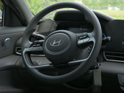 Used 2024 Hyundai Elantra SE FWD image 18
