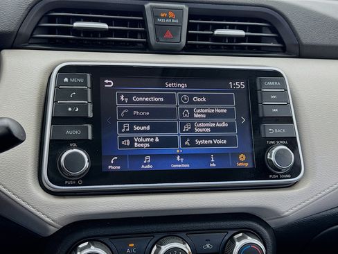 Used 2022 Nissan Versa SV image 9