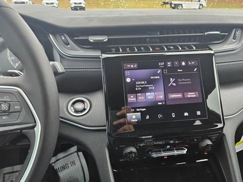 New 2025 Jeep Grand Cherokee Altitude image 17