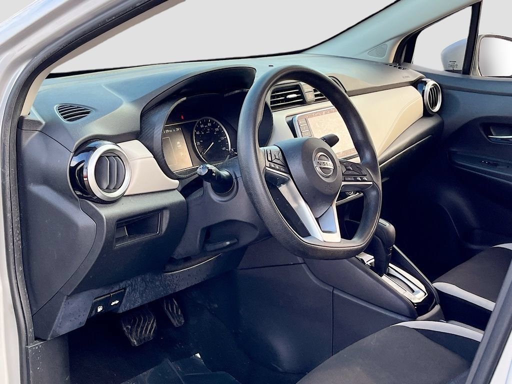 Used 2022 Nissan Versa SV FWD image 9
