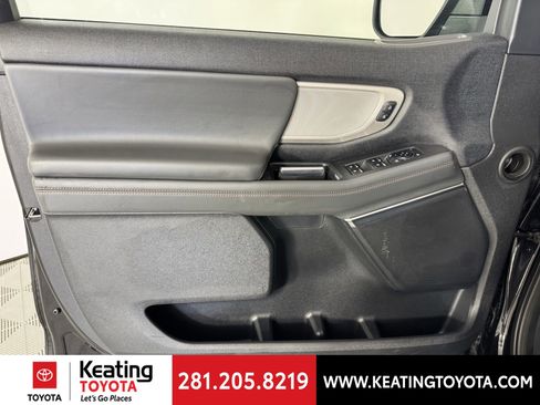 Used 2025 Ford Expedition Active image 11