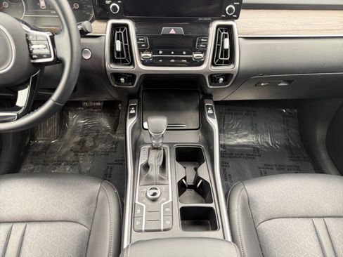 Used 2022 Kia Sorento S image 11
