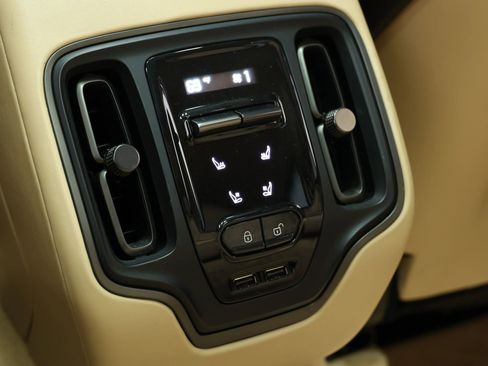 Used 2021 Aston Martin DBX image 61