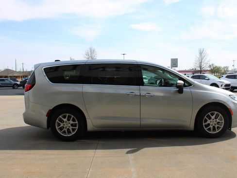 Certified 2023 Chrysler Pacifica Touring-L FWD image 5