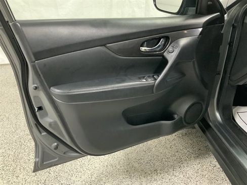 Used 2019 Nissan Rogue SV image 16