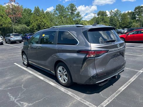 Used 2023 Toyota Sienna Platinum AWD/4WD image 6
