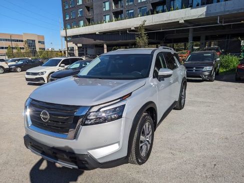 Used 2023 Nissan Pathfinder SL AWD/4WD image 3