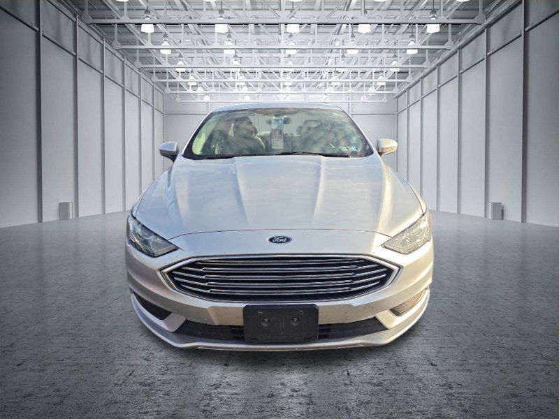 Used 2017 Ford Fusion SE FWD image 2