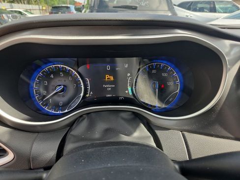 Used 2025 Chrysler Pacifica Select FWD image 2