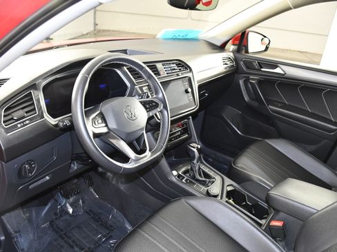 Used 2022 Volkswagen Tiguan SE AWD/4WD image 2