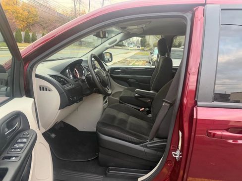 Used 2018 Dodge Grand Caravan SE w/ UConnect Hands-Free Group image 20