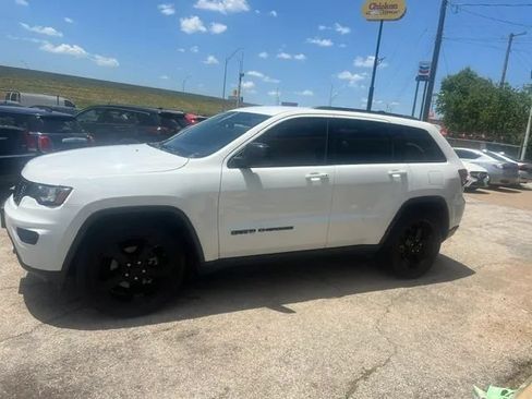 Used 2019 Jeep Grand Cherokee Laredo RWD image 5