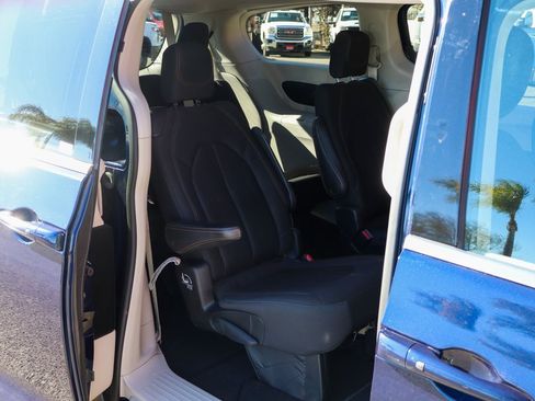 Used 2019 Chrysler Pacifica Touring image 34