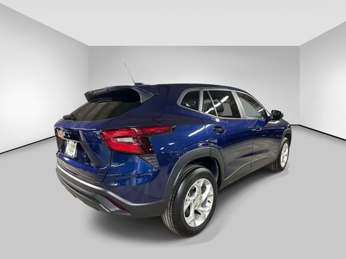 Used 2024 Chevrolet Trax LS w/ LS Convenience Package FWD image 4