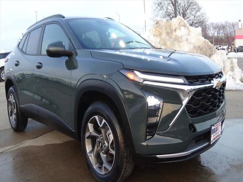 Used 2025 Chevrolet Trax LT image 4